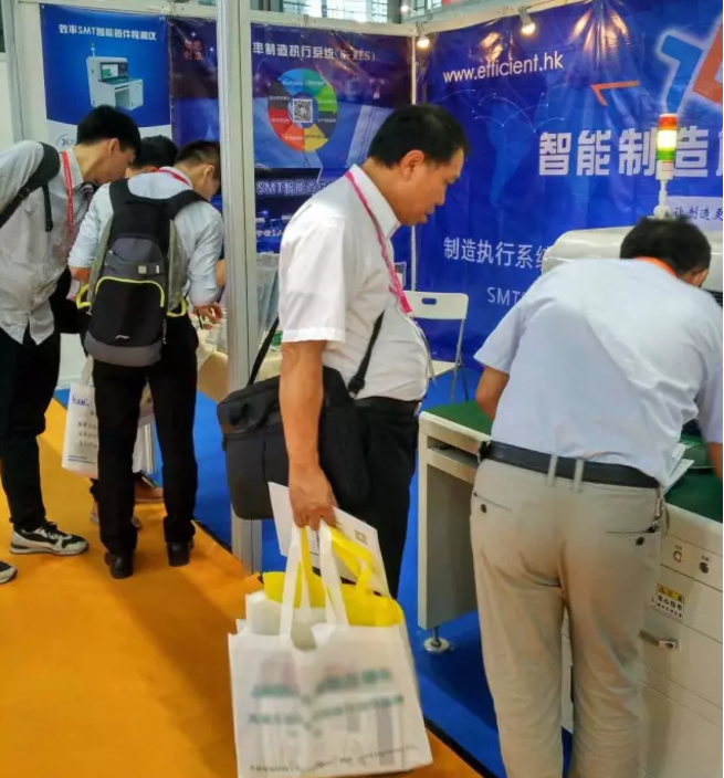 效率科技參加EeIE2017現場照片:客戶正在了解首件檢測儀