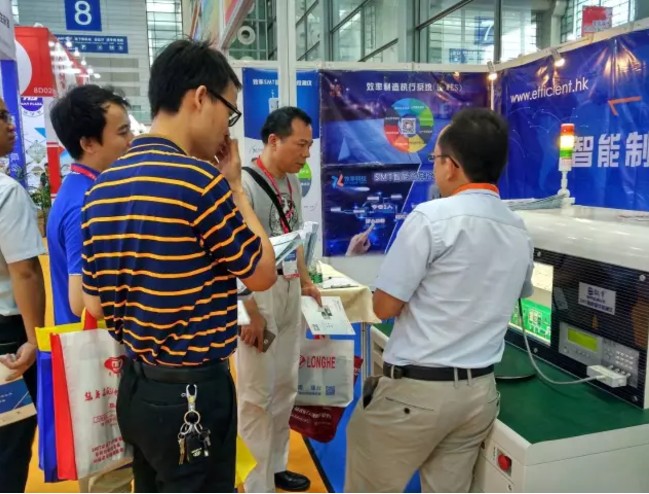效率科技參加EeIE2017現場照片：客戶了解首件機